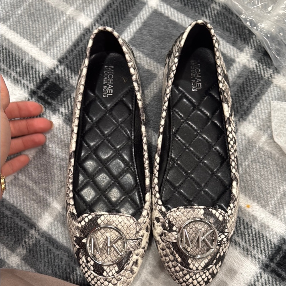 Michael Kors Women's Snakeskin Flats - Black and Gray